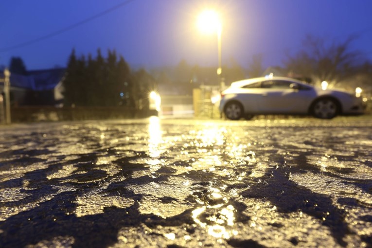 "Crni led" u Njemačkoj: Izdana ozbiljna upozorenja, otkazuje se škola, ima mrtvih