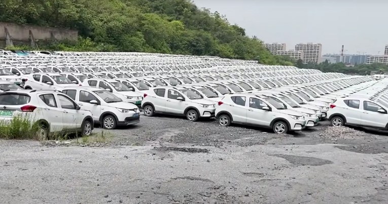 Tisuće električnih automobila stoje napuštene na kineskim livadama. Evo zašto