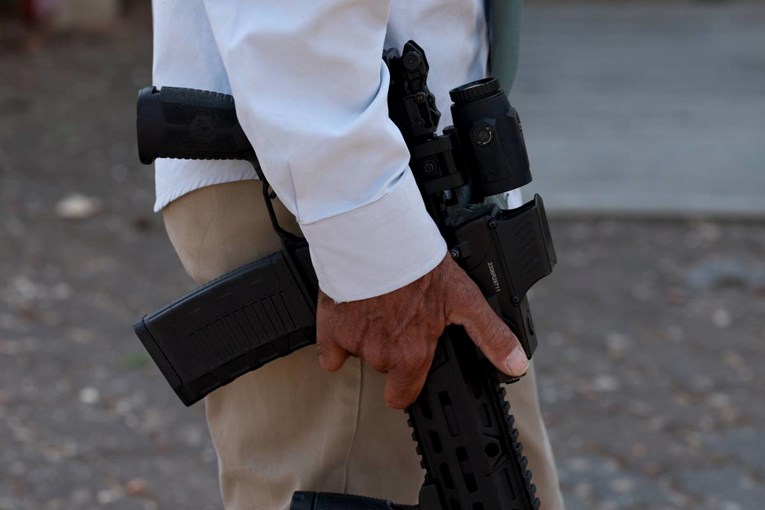 U Banjoj Luci ušao u lokal i prijetio gostima automatskom puškom 