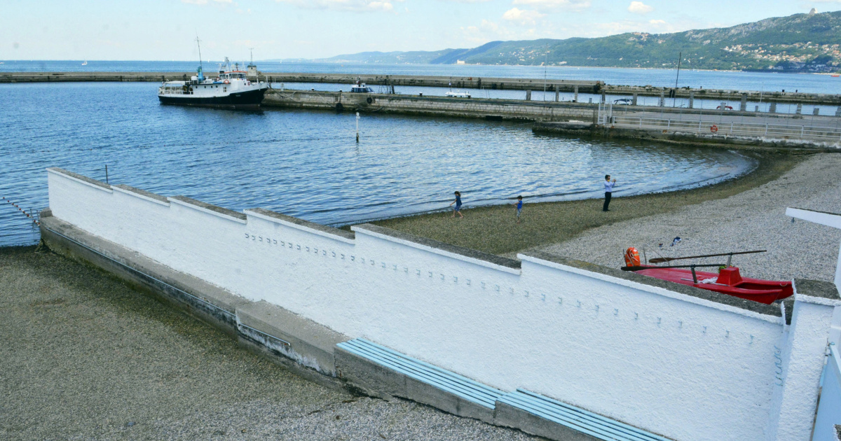 Rekordni broj posjetitelja na neobičnoj plaži u Trstu. Muški i ženski dio dijeli zid