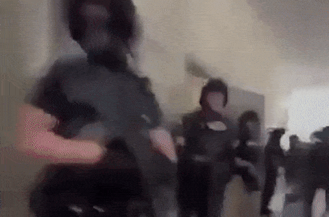 Kronologija masakra, Austrijanac djecu ciljao sačmaricom. Majci ostavio videoporuku