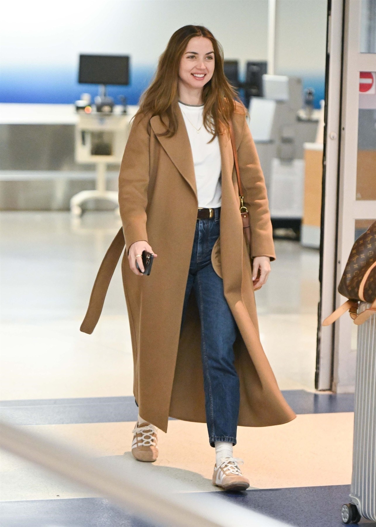 Ana de Armas prošetala u trendi tenisicama kakve ćemo viđati posvuda