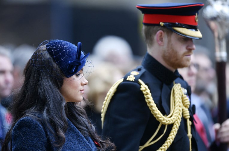 Princ Harry i Meghan Markle se odriču dužnosti kraljevske obitelji