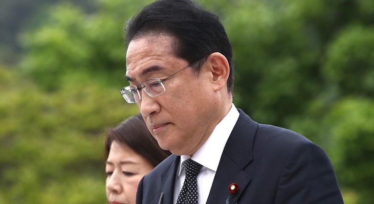Japanski premijer smijenio vlastitog sina zbog neprimjerenih fotografija