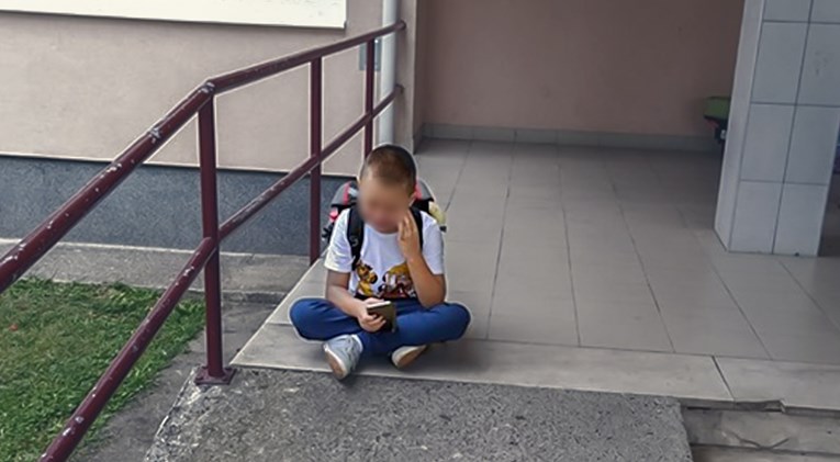 Ovo je slika uplakanog prvašića s autizmom na prvi dan škole. Nema pomoćnika