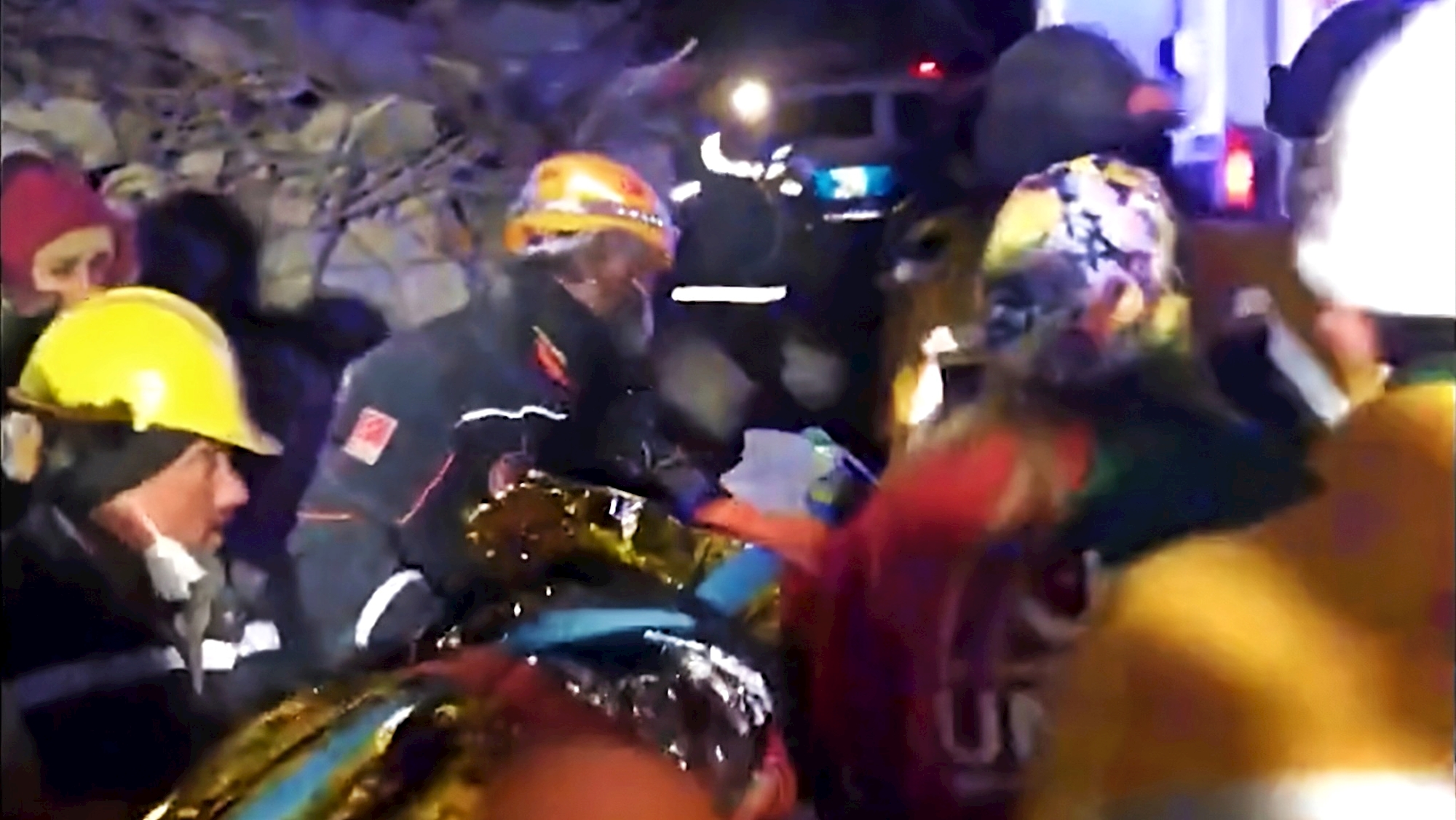 VIDEO Živu ženu izvukli iz ruševina točno tjedan nakon potresa
