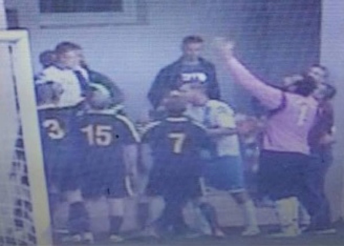 Nevjerojatna scena u Čilipima: Betonskim blokom gađao igrače s tribine