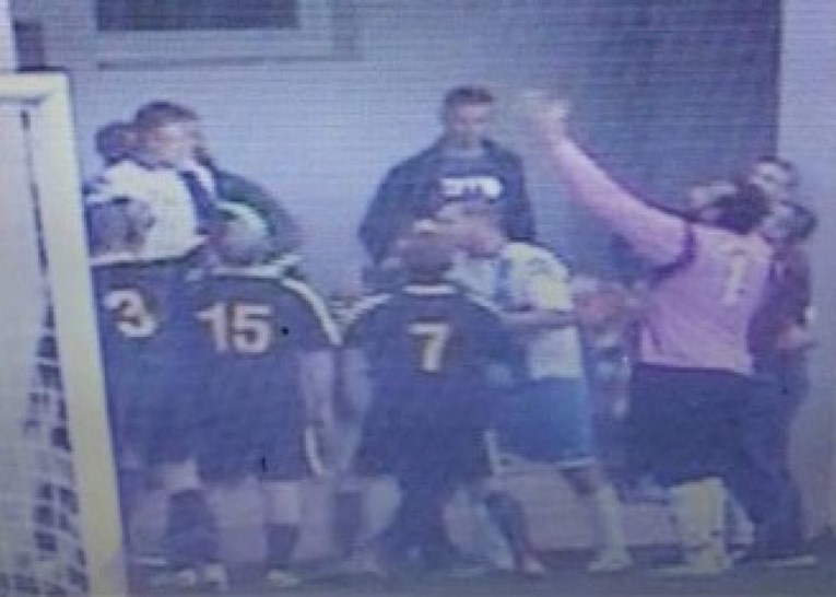 Nevjerojatna scena u Čilipima: Betonskim blokom gađao igrače s tribine