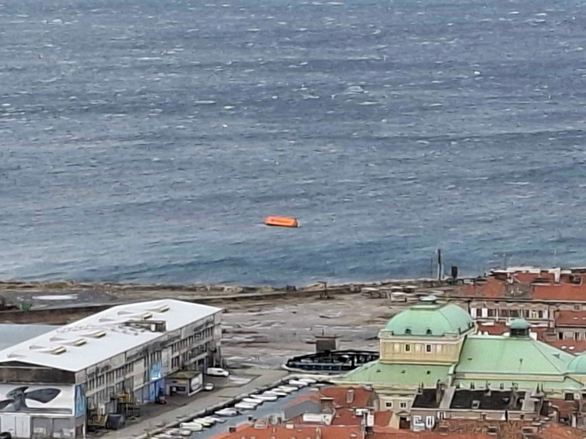 Jak vjetar u Rijeci, s Brajdice u more otpuhan kontejner