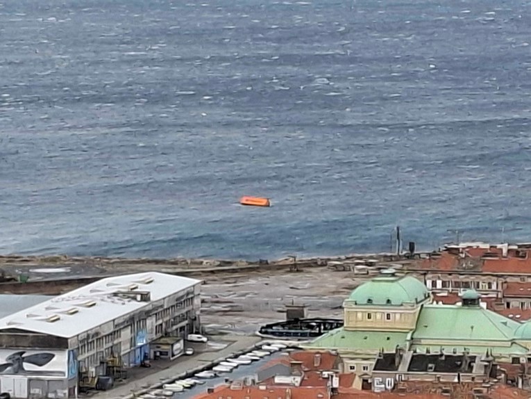 Jak vjetar u Rijeci, s Brajdice u more otpuhan kontejner