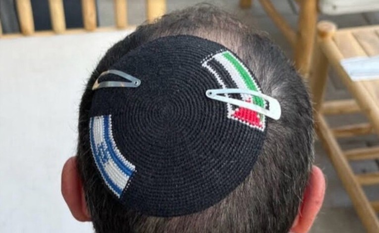 Izraelac: Policija me privela zbog vjerske kapice s izraelskom i palestinskom zastavom