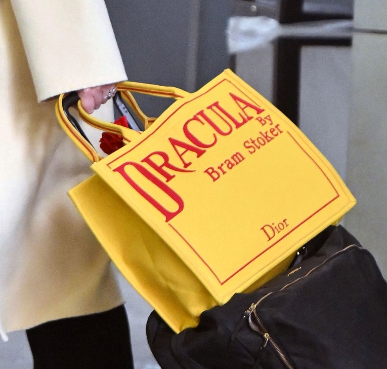 Dior lansirao torbu koja izgleda kao naslovnica romana