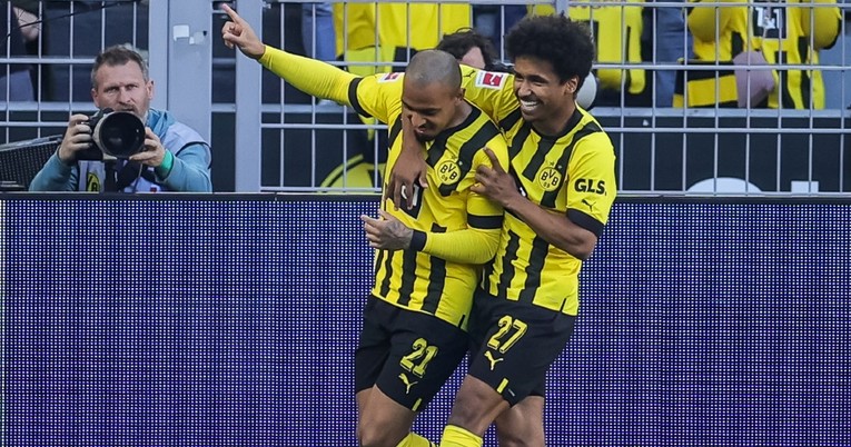 Borussia imenjacima iz Gladbacha utrpala pet komada i ostala bod iza Bayerna