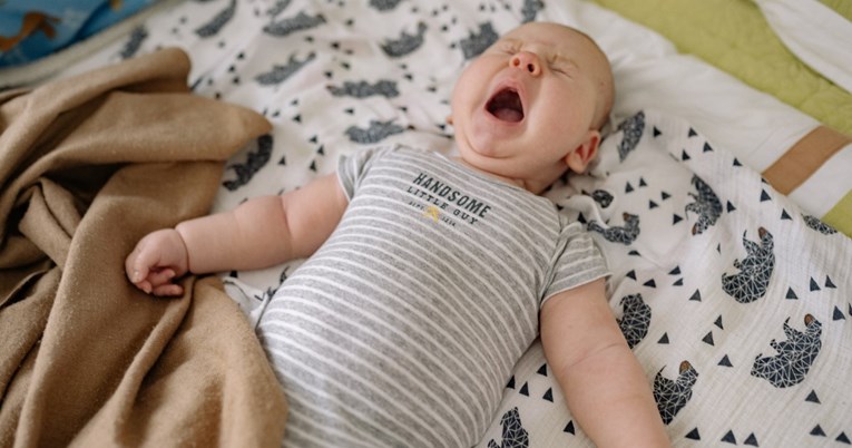 Roditelji porukom oduševili susjede: ''Učimo bebu da sama zaspi, tekila vas čeka''