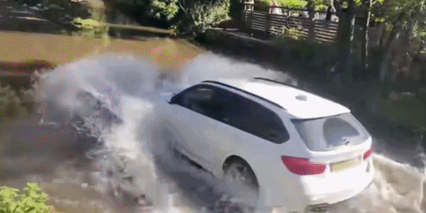 VIDEO Ovi ljudi riskiraju skupe popravke i voze kroz duboku vodu