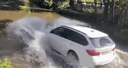 VIDEO Ovi ljudi riskiraju skupe popravke i voze kroz duboku vodu