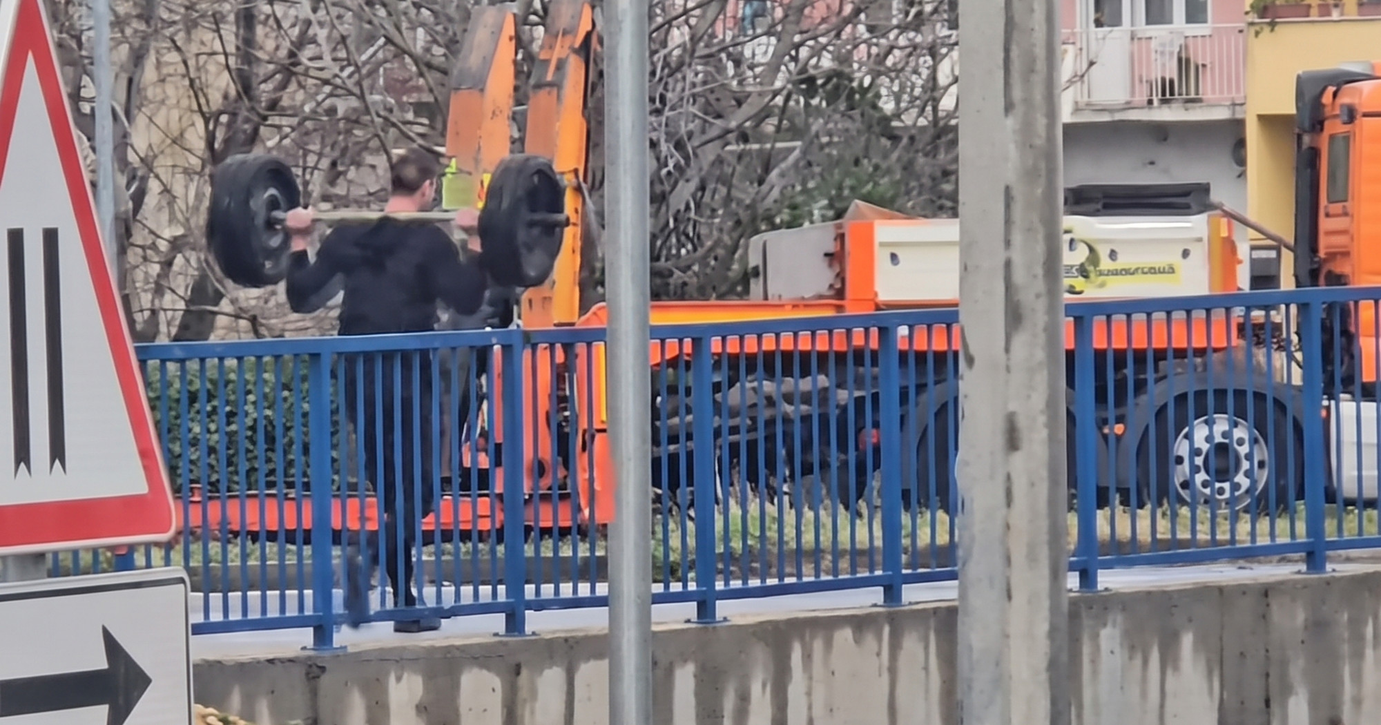 VIDEO Neobičan trening u Splitu: Muškarac vježbao s utezima na ulici