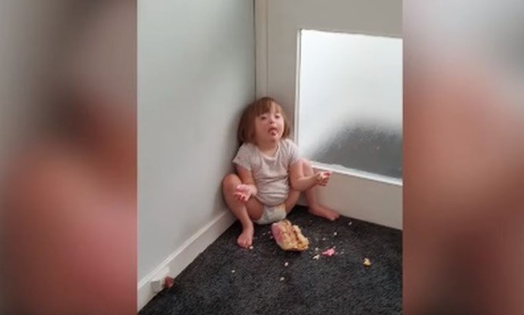 "O Bože, što to imaš?": Mama nije mogla vjerovati što joj kći radi u hodniku