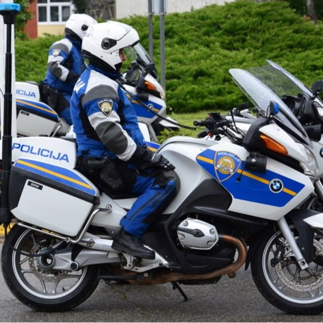 Policija kod Okučana rutinski zaustavila muškarca. Našli mu prijeteće poruke i bombu
