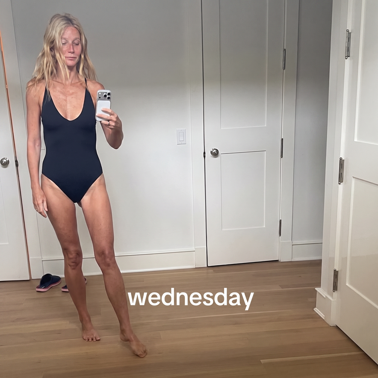 Gwyneth Paltrow (53) pozirala u kupaćem kostimu s dubokim dekolteom