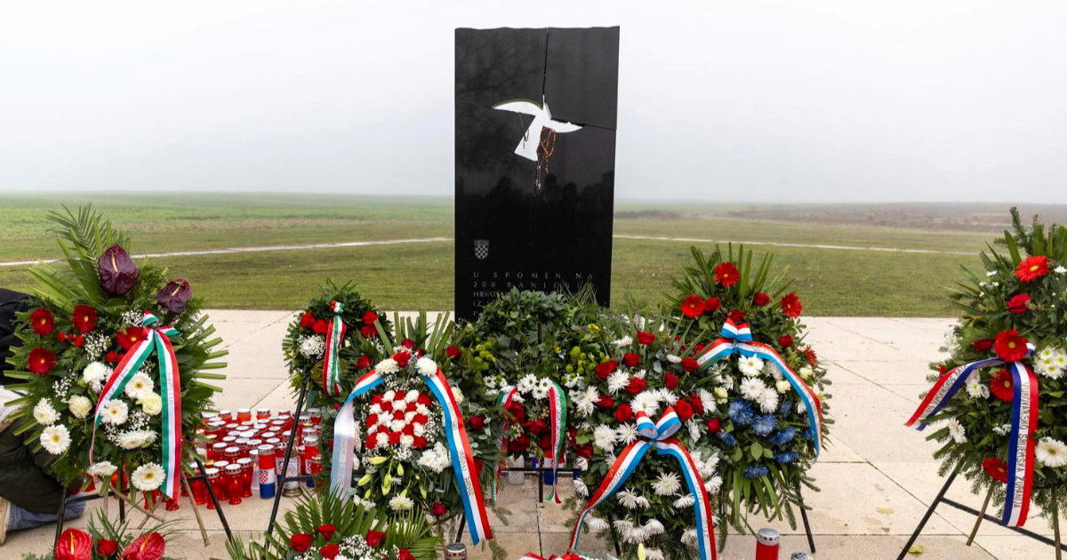 Državna izaslanstva položila vijence na Ovčari