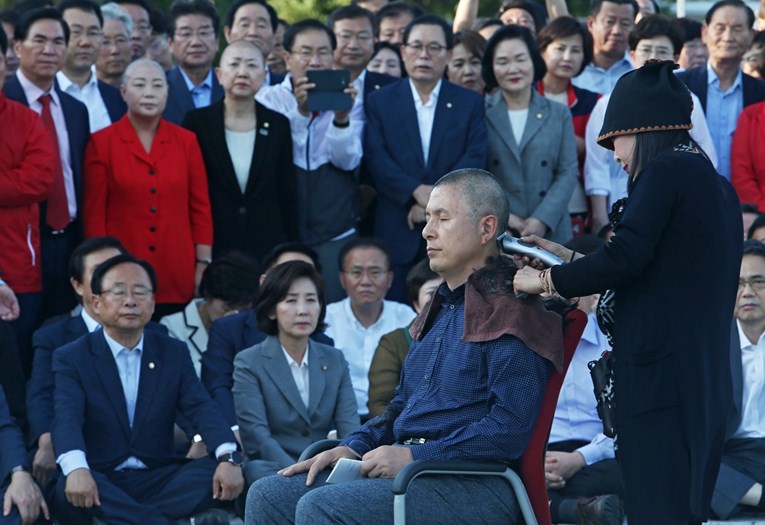 Zašto južnokorejski političari javno briju glave?
