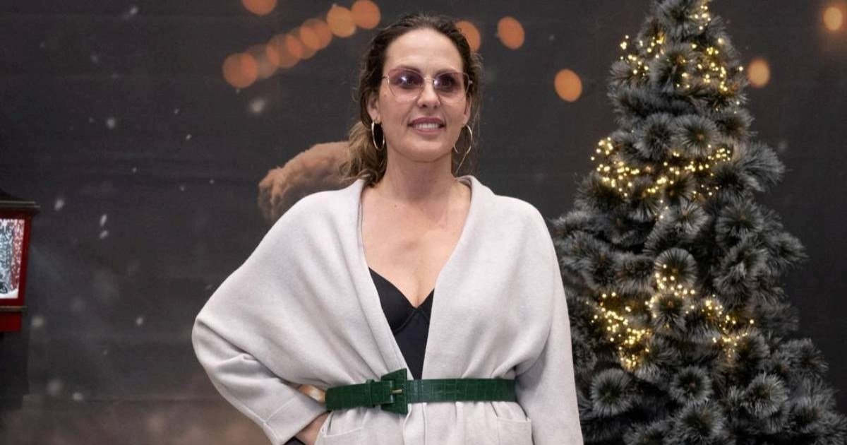 Anđa Marić sa štapom došla na premijeru predstave Smogovci, pozirala je s osmijehom