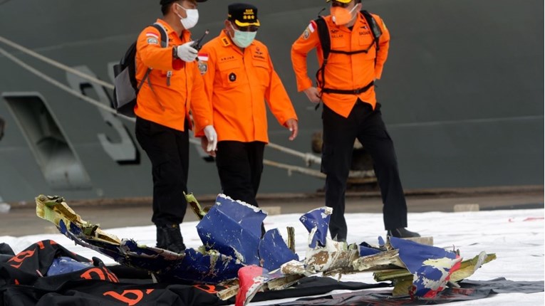 FOTO Pronađene crne kutije indonezijskog aviona koji se jučer srušio u more