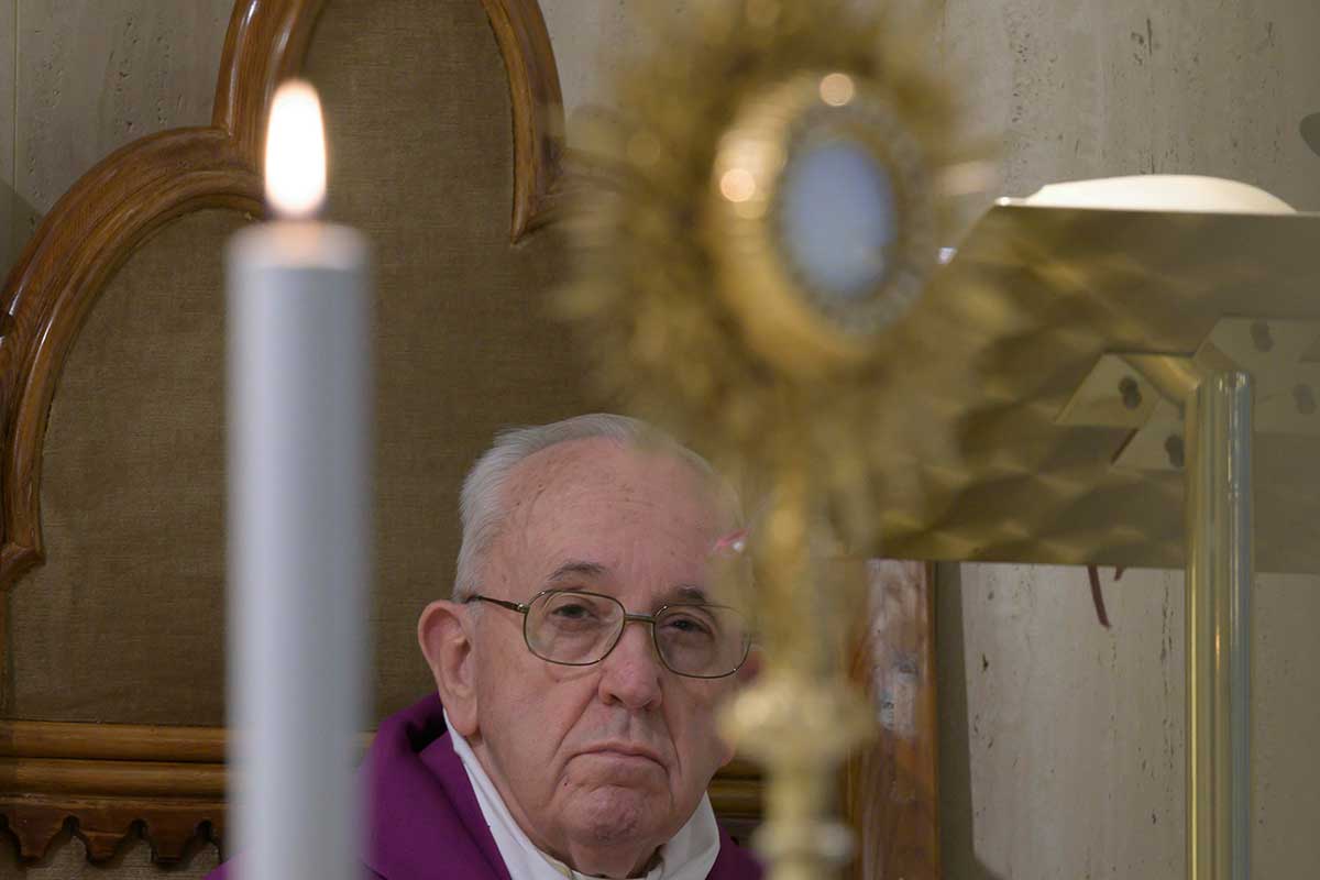 Papa i dalje prima goste i rukuje se s njima. Njegovi čuvari zabrinuti