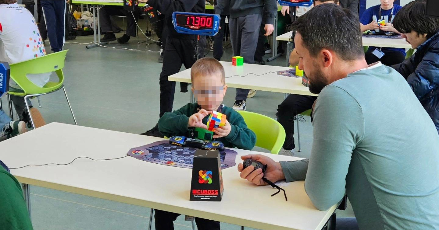 Četverogodišnjak u Osijeku složio Rubikovu kocku za minutu i 11 sekundi