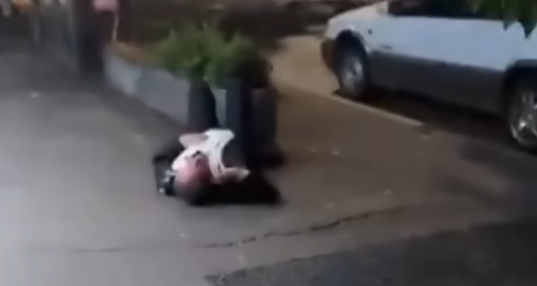 VIDEO Australski zastupnik ležao na cesti i psovao. "Pomiješao sam alkohol i lijek"