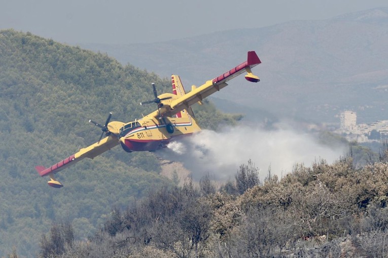 Čim padne mrak, kanadere na Pelješcu zamijenit će vatrogasci iz Podravine