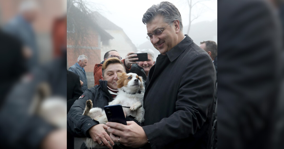 Plenković u Glini snimio selfie sa - psom