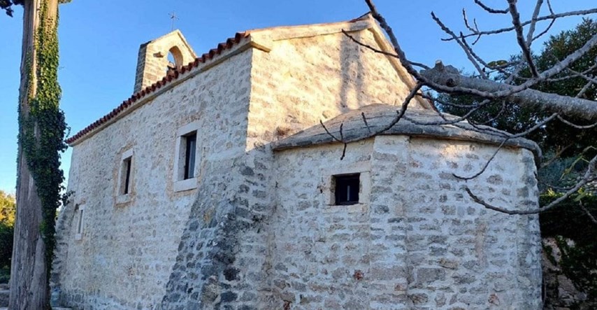 FOTO Na crkvicu iz 6. st. na dalmatinskom otočiću postavljeni PVC prozori i vrata