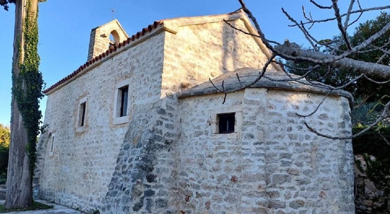 FOTO PVC stolarija na crkvici iz 6. st. u Dalmaciji. Župnik: Tko vam je dao moj broj?