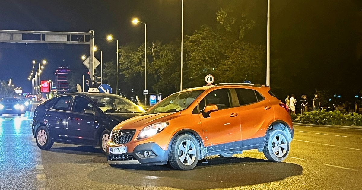 Noćas se u Zagrebu sudarili taksi i auto. Žena i dijete prevezeni u bolnicu