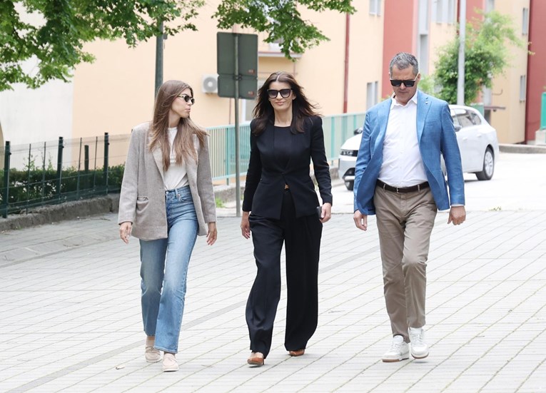Josipa Pleslić (ex Rimac) na biralište u Kninu došla s kćeri Katjom i mužem Josipom