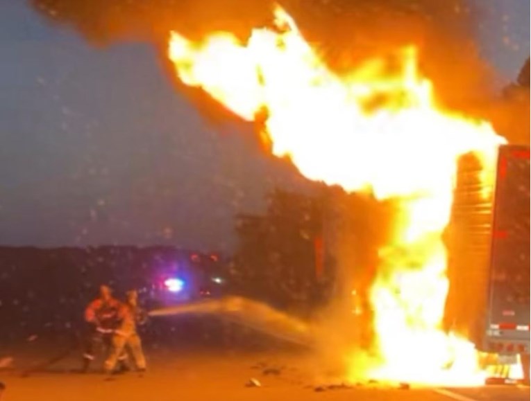 VIDEO U SAD-u izgorjelo 20 tona odrezaka. "Naravno da je požar gasila veganka"