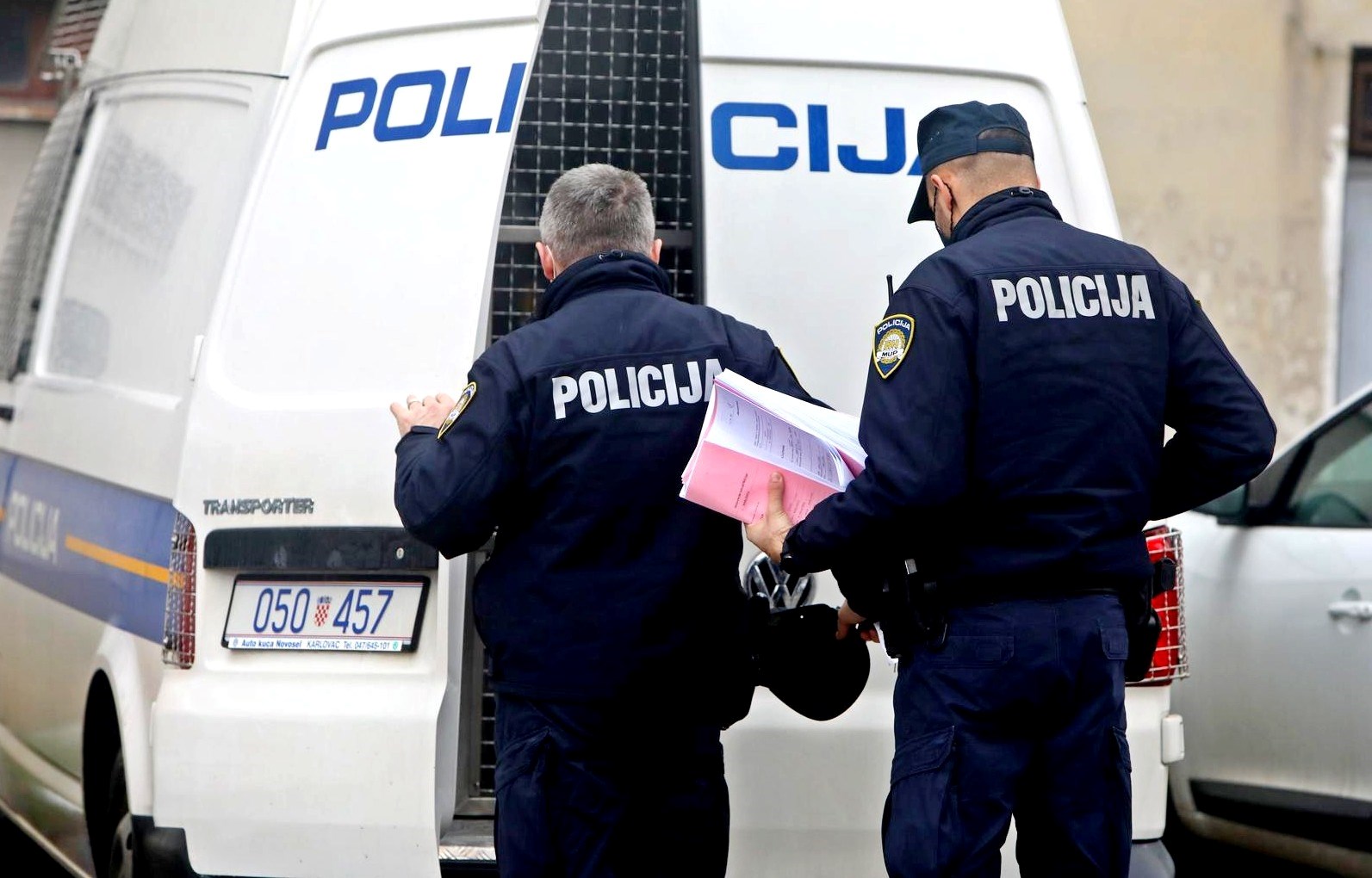 Otac (85) u Karlovcu izbo sina na spavanju, pokušao ga ubiti. Stižu nove informacije