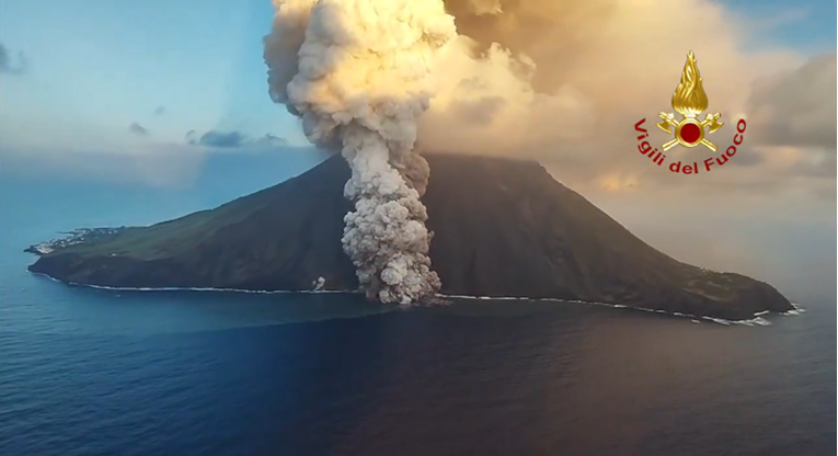 VIDEO Nakon Etne eruptirao vulkan na još jednom talijanskom otoku. Oglašena uzbuna