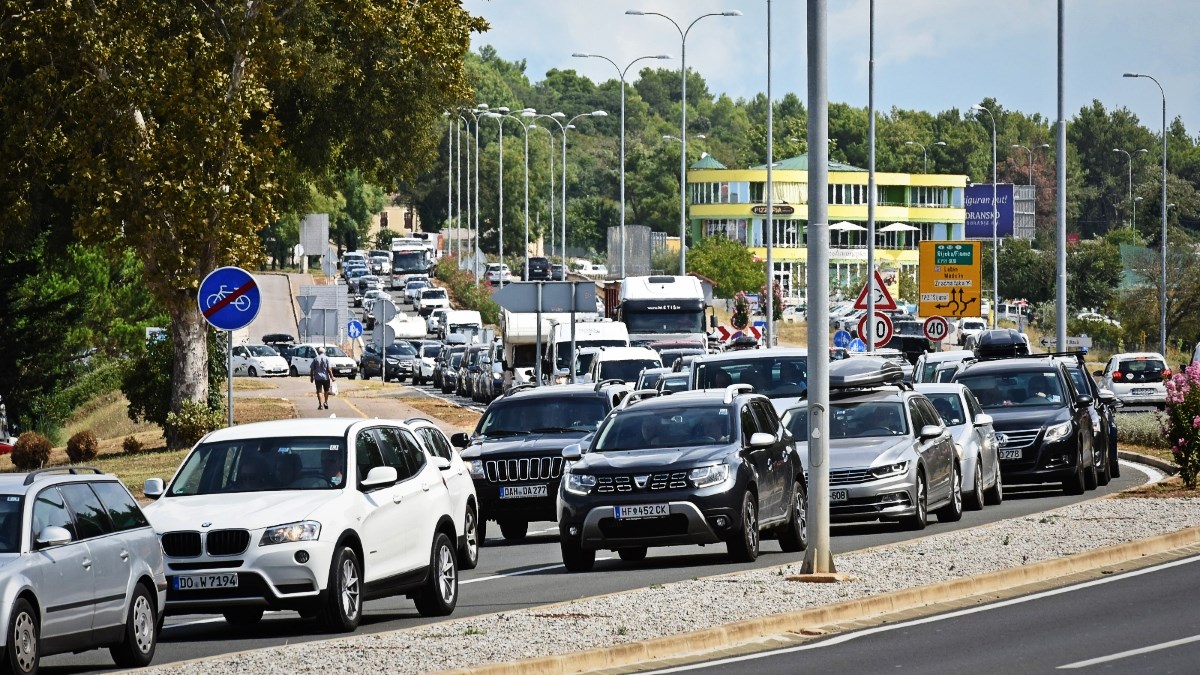 Očekuju se gužve na cestama, graničnim prijelazima i trajektnim lukama, javlja HAK