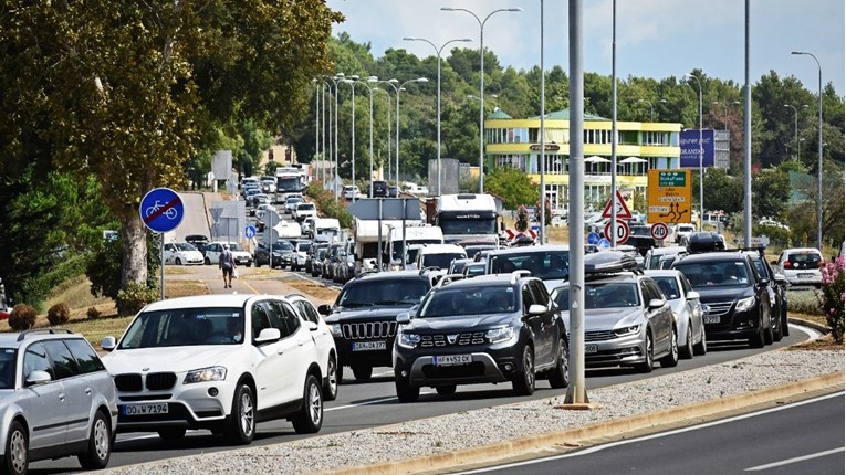 Ceste su mjestimice mokre, na granici gužve