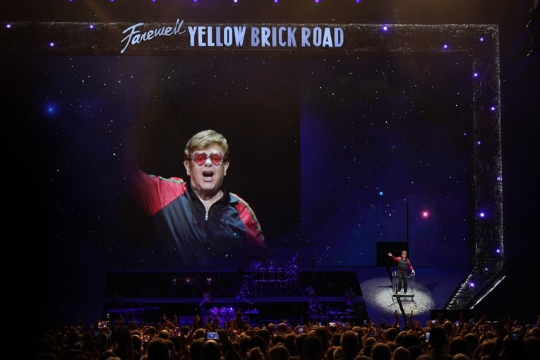Elton John završio oproštajnu turneju. 30.000 ljudi ustalo na ovu pjesmu
