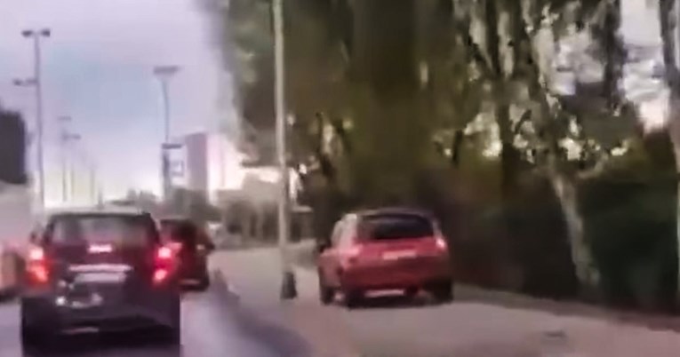 VIDEO U Zagrebu usred najveće gužve pretjecao aute po pločniku