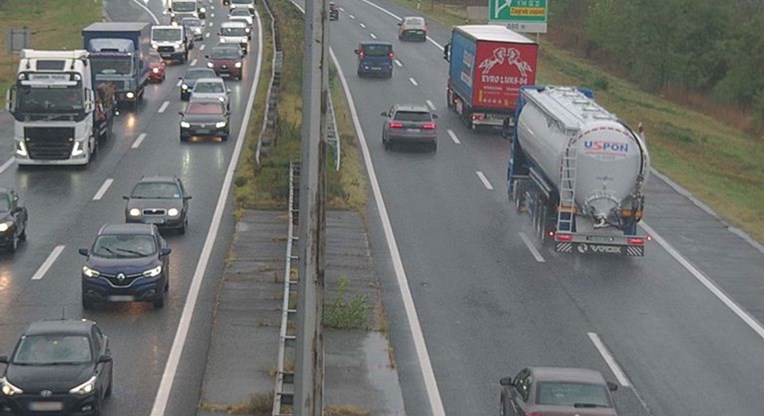 U većem dijelu zemlje kiša i mokri kolnici. HAK: Više je nesreća, usporavaju promet