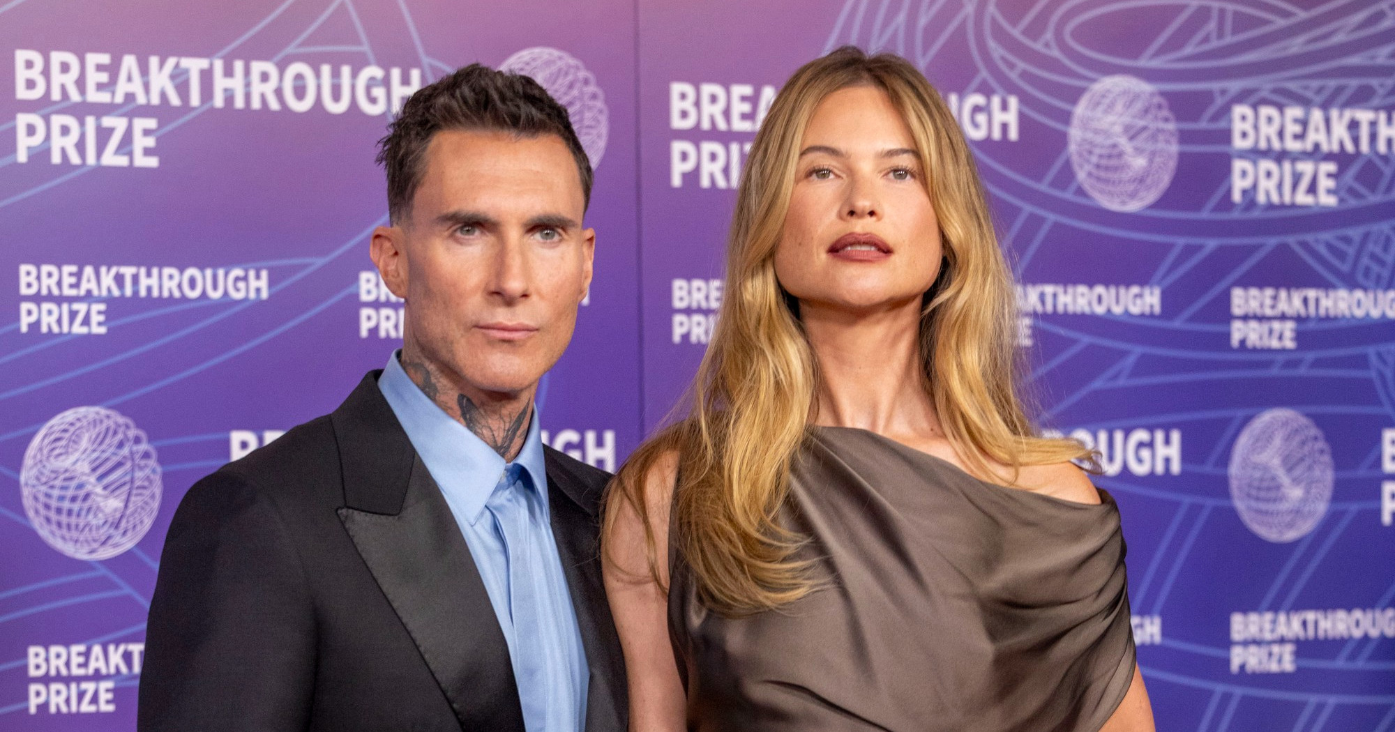 Adam Levine stigao sa suprugom na crveni tepih, pažnju je privukao njegov izgled