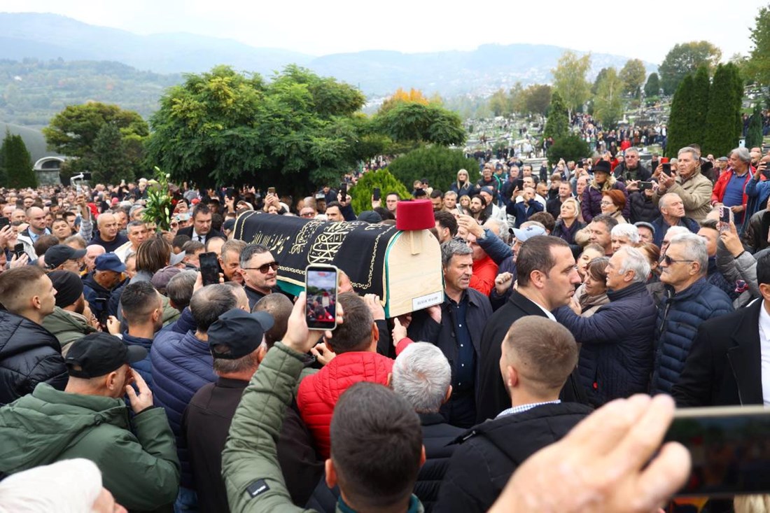 Građani nose tabut Halida Bešlića prema grobnom mjestu, svira a cappella Romanije