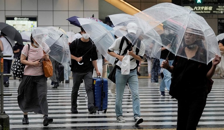 Japan poziva stanovnike na evakuaciju, obali se približava supertajfun