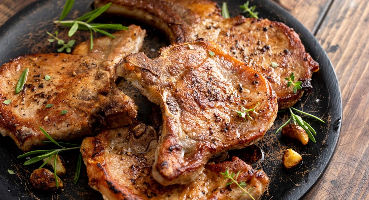 Meso vam ispada žilavo? Sastojak koji svi bacaju mogao bi riješiti taj problem