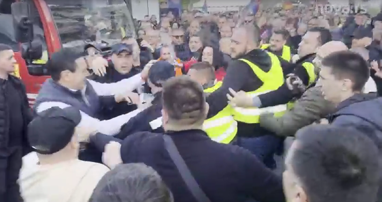 VIDEO Vučićevci napali Nemanju Šarovića, vikali mu da je ustaša